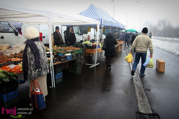 Bazar przeniesiony. Pierwszy dzień handlu na placu przy ul. Sportowej