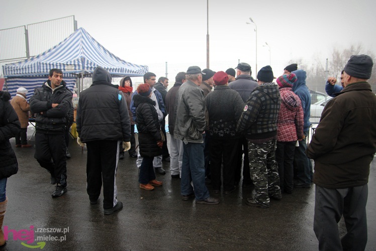 Bazar przeniesiony. Pierwszy dzień handlu na placu przy ul. Sportowej