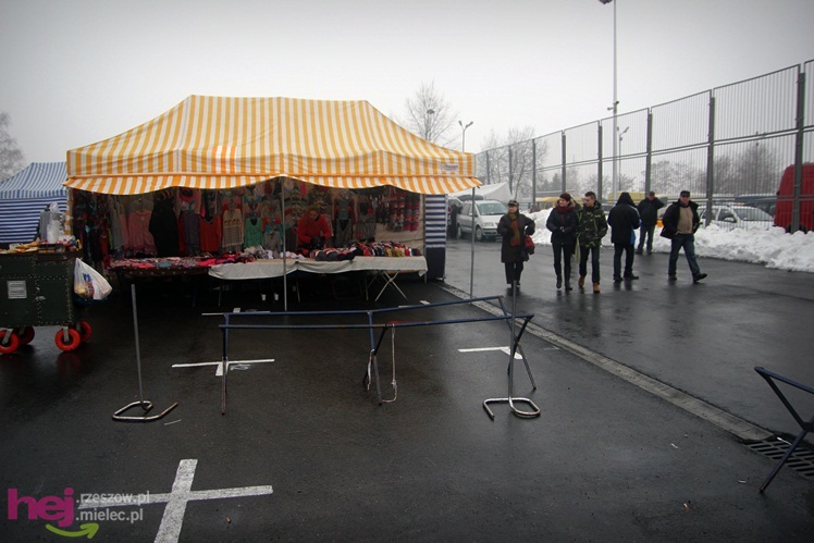 Bazar przeniesiony. Pierwszy dzień handlu na placu przy ul. Sportowej