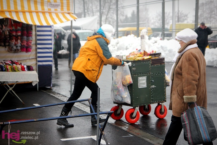 Bazar przeniesiony. Pierwszy dzień handlu na placu przy ul. Sportowej