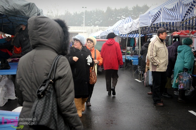 Bazar przeniesiony. Pierwszy dzień handlu na placu przy ul. Sportowej