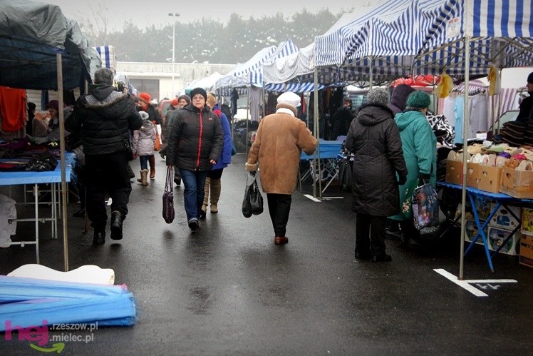 Bazar przeniesiony. Pierwszy dzień handlu na placu przy ul. Sportowej