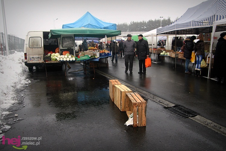 Bazar przeniesiony. Pierwszy dzień handlu na placu przy ul. Sportowej