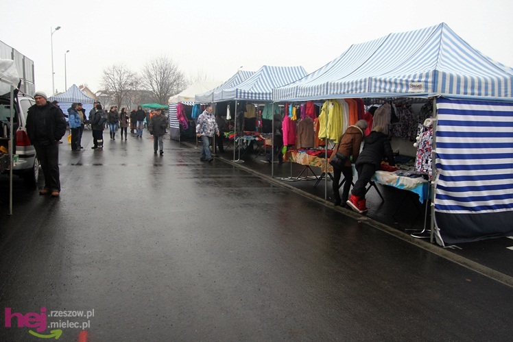 Bazar przeniesiony. Pierwszy dzień handlu na placu przy ul. Sportowej