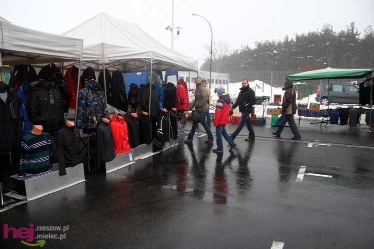 Bazar przeniesiony. Pierwszy dzień handlu na placu przy ul. Sportowej
