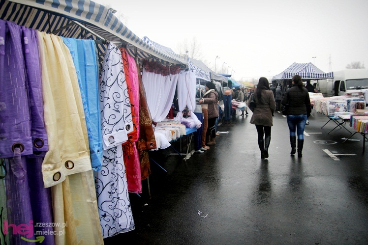 Bazar przeniesiony. Pierwszy dzień handlu na placu przy ul. Sportowej