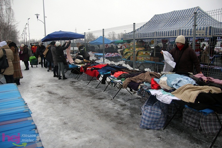 Bazar przeniesiony. Pierwszy dzień handlu na placu przy ul. Sportowej
