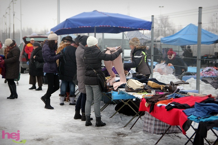 Bazar przeniesiony. Pierwszy dzień handlu na placu przy ul. Sportowej