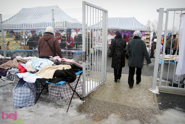 Bazar przeniesiony. Pierwszy dzień handlu na placu przy ul. Sportowej