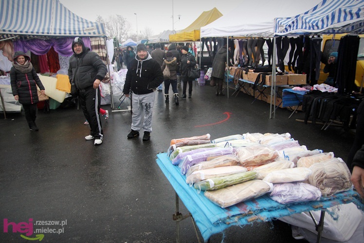 Bazar przeniesiony. Pierwszy dzień handlu na placu przy ul. Sportowej