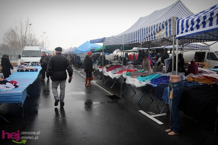 Bazar przeniesiony. Pierwszy dzień handlu na placu przy ul. Sportowej
