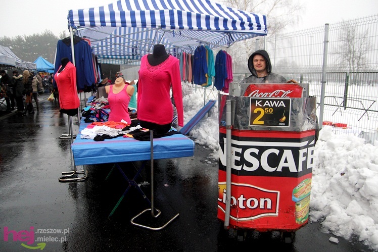 Bazar przeniesiony. Pierwszy dzień handlu na placu przy ul. Sportowej