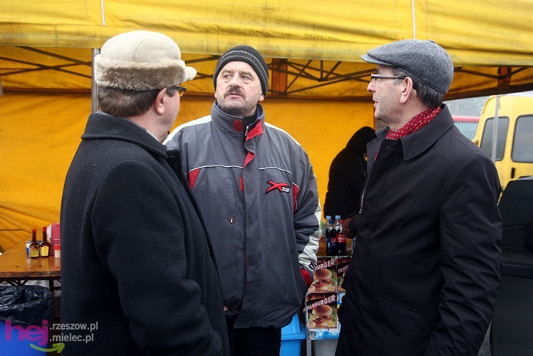 Bazar przeniesiony. Pierwszy dzień handlu na placu przy ul. Sportowej