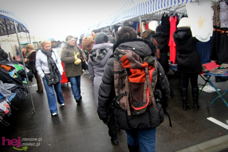 Bazar przeniesiony. Pierwszy dzień handlu na placu przy ul. Sportowej