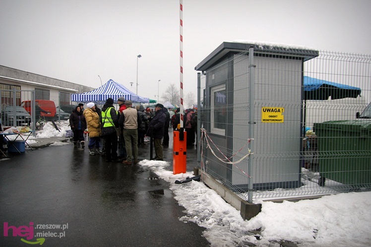 Bazar przeniesiony. Pierwszy dzień handlu na placu przy ul. Sportowej