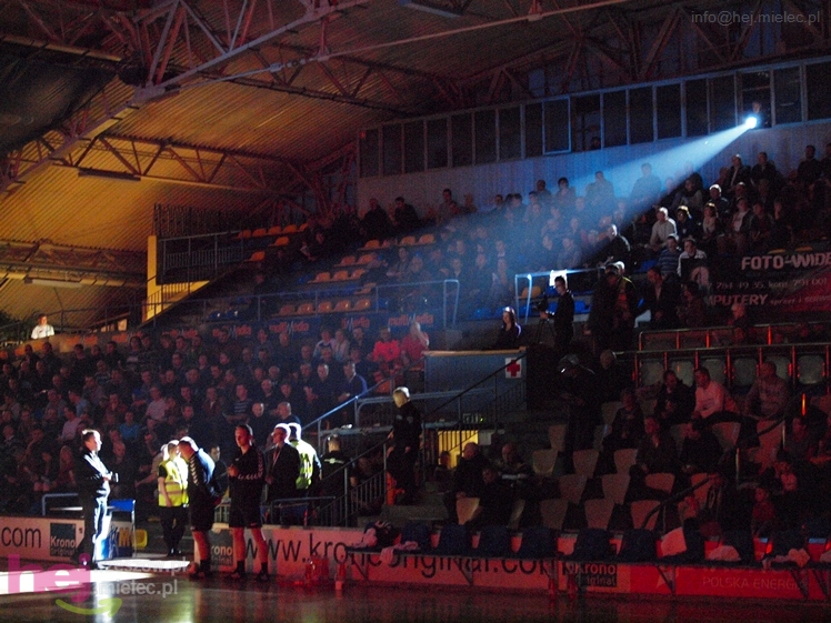 Spacerek z Miedzią Legnica. Spokojne i wysokie zwycięstwo Tauron Stali Mielec