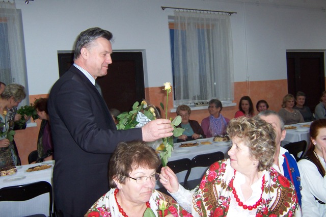 Życzenia i kwiaty dla Pań podczas uroczystości w miejscowości Grochowe