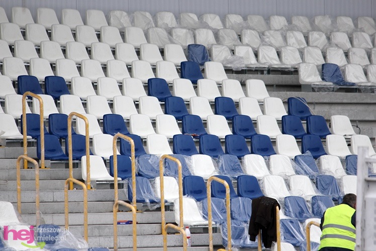 Na stadionie rozpoczął się montaż krzesełek