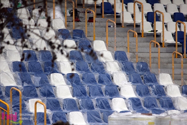 Na stadionie rozpoczął się montaż krzesełek