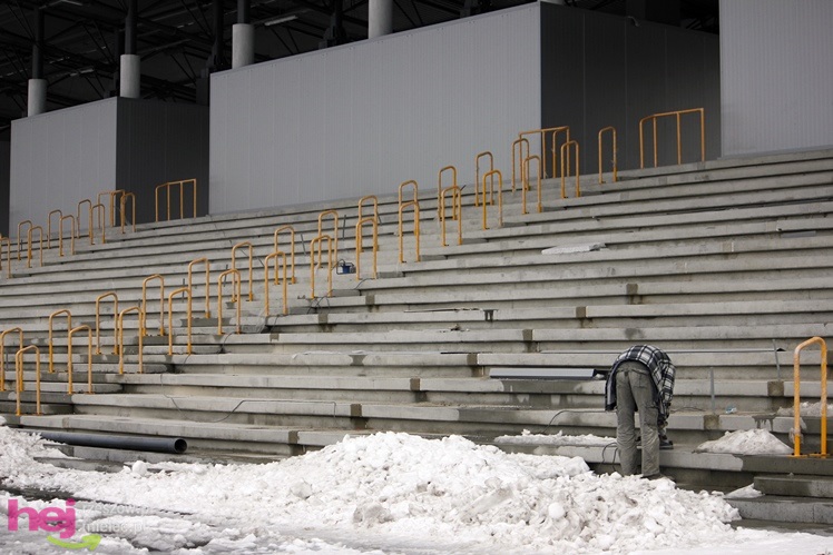 Na stadionie rozpoczął się montaż krzesełek