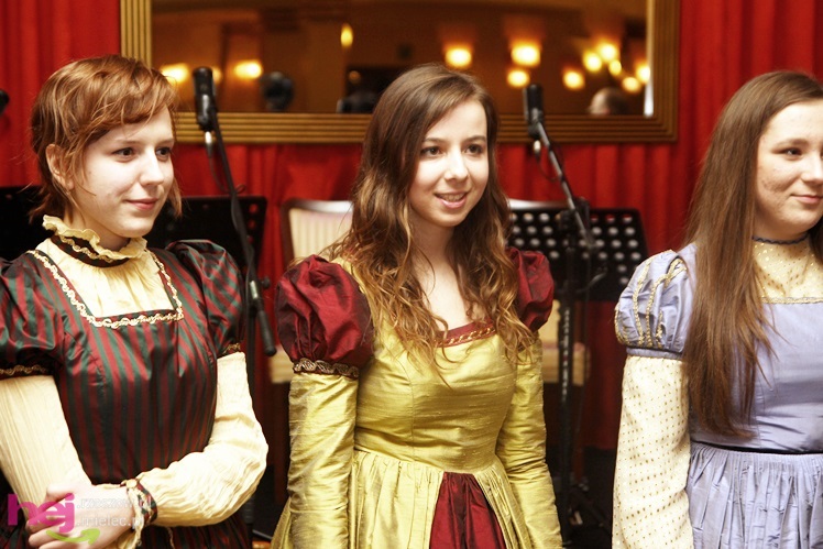 Dziewczęta z Hortus Musicus podziękowały partnerom zespołu