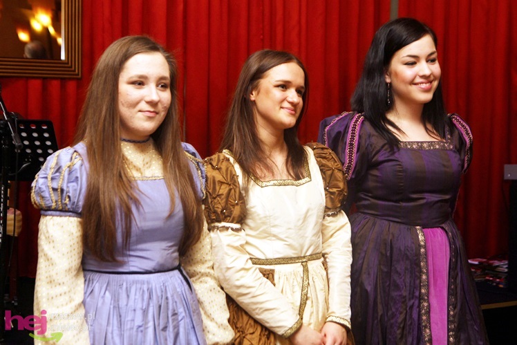 Dziewczęta z Hortus Musicus podziękowały partnerom zespołu