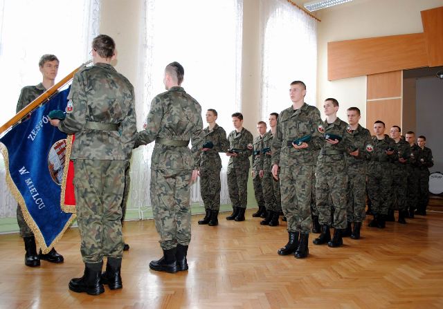 Patriotyzm w mundurze. Ślubowanie uczniów klasy wojskowej