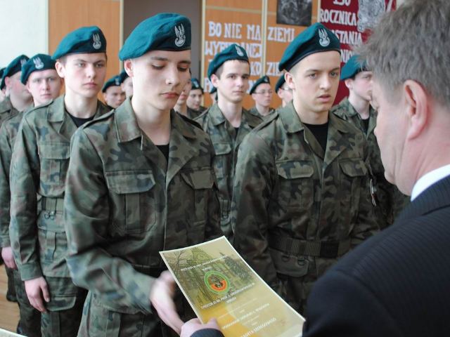 Patriotyzm w mundurze. Ślubowanie uczniów klasy wojskowej