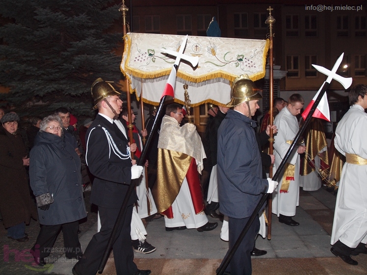 Zabrzmiały organy i dzwony. Wierni odnowili przyrzeczenia chrzcielne. Wielkanoc!