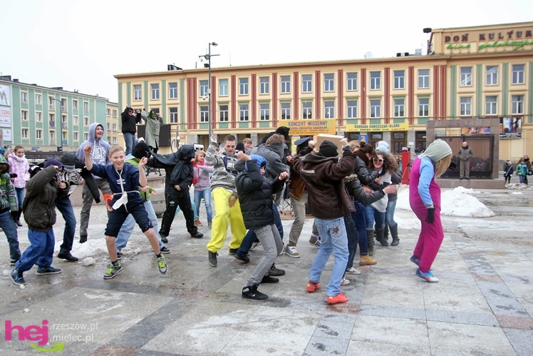 Harlem Shake dotarło do Mielca. Kilkadziesiąt osób zatańczyło na Placu AK