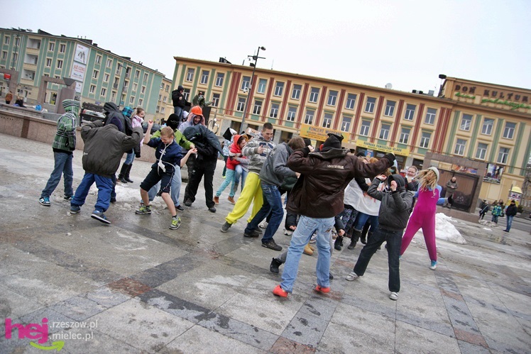 Harlem Shake dotarło do Mielca. Kilkadziesiąt osób zatańczyło na Placu AK