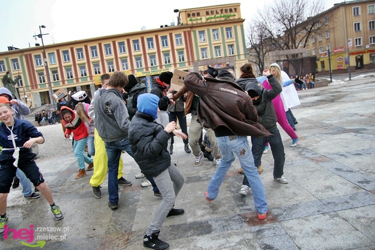 Harlem Shake dotarło do Mielca. Kilkadziesiąt osób zatańczyło na Placu AK