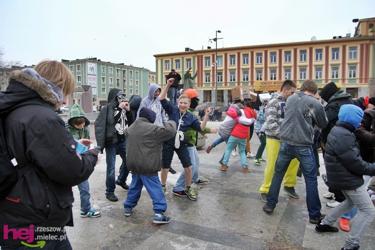 Harlem Shake dotarło do Mielca. Kilkadziesiąt osób zatańczyło na Placu AK