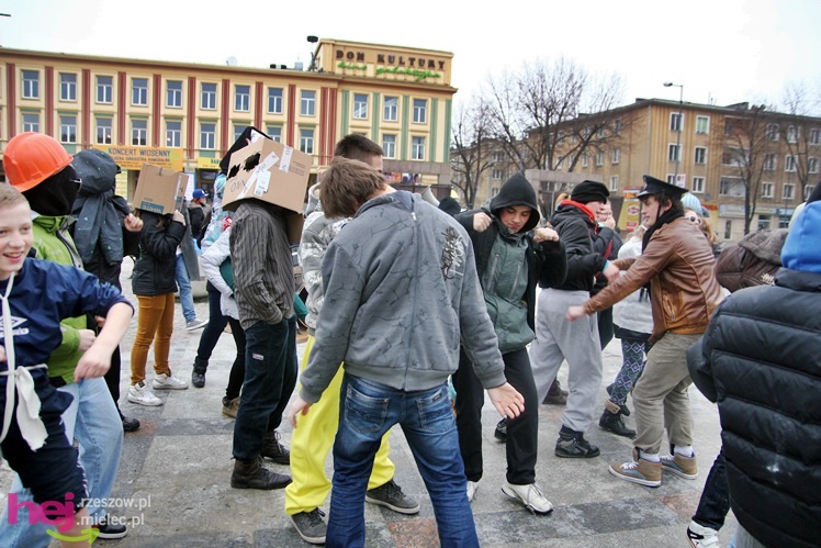 Harlem Shake dotarło do Mielca. Kilkadziesiąt osób zatańczyło na Placu AK
