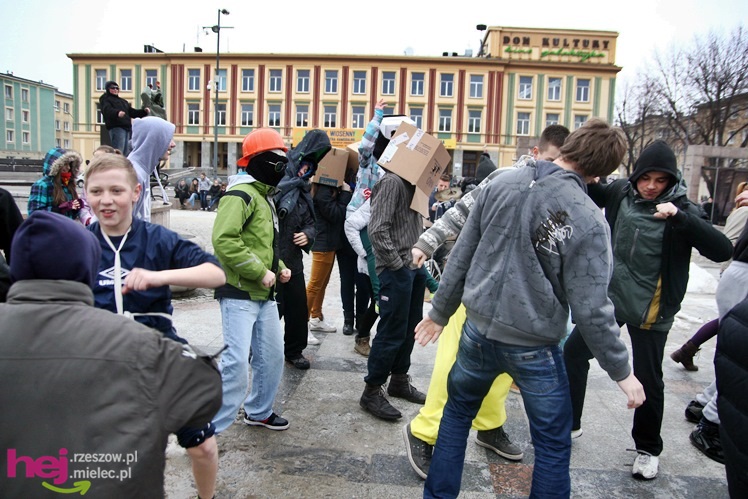 Harlem Shake dotarło do Mielca. Kilkadziesiąt osób zatańczyło na Placu AK