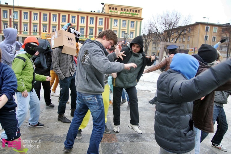 Harlem Shake dotarło do Mielca. Kilkadziesiąt osób zatańczyło na Placu AK
