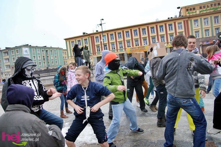 Harlem Shake dotarło do Mielca. Kilkadziesiąt osób zatańczyło na Placu AK