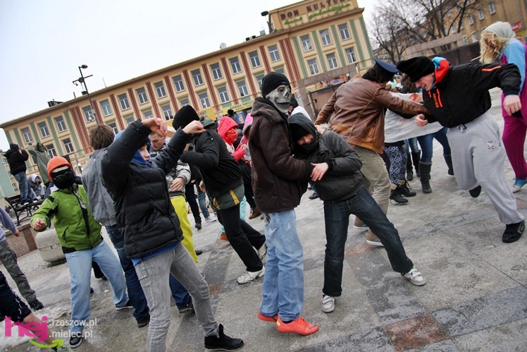 Harlem Shake dotarło do Mielca. Kilkadziesiąt osób zatańczyło na Placu AK