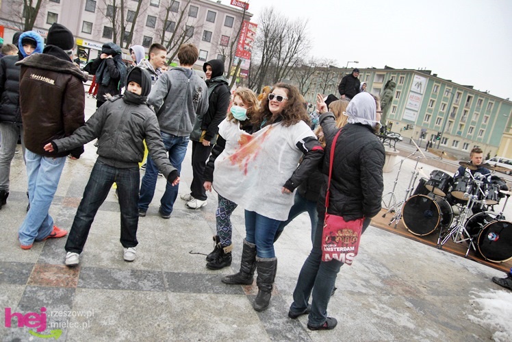 Harlem Shake dotarło do Mielca. Kilkadziesiąt osób zatańczyło na Placu AK