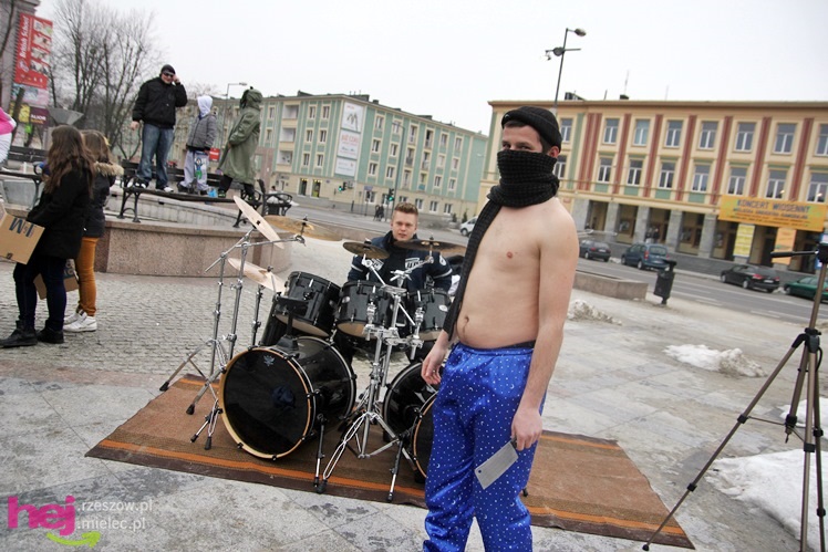 Harlem Shake dotarło do Mielca. Kilkadziesiąt osób zatańczyło na Placu AK