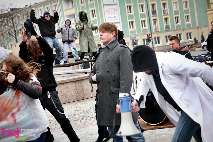 Harlem Shake dotarło do Mielca. Kilkadziesiąt osób zatańczyło na Placu AK