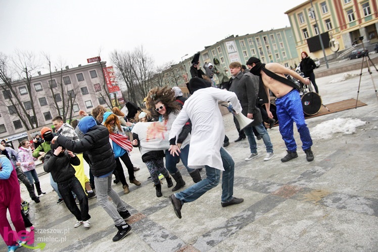 Harlem Shake dotarło do Mielca. Kilkadziesiąt osób zatańczyło na Placu AK