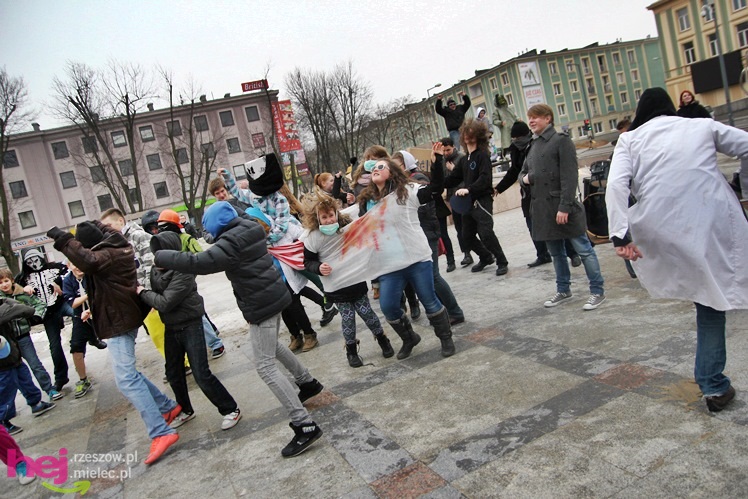 Harlem Shake dotarło do Mielca. Kilkadziesiąt osób zatańczyło na Placu AK