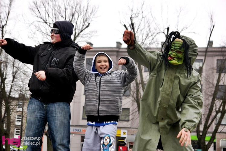 Harlem Shake dotarło do Mielca. Kilkadziesiąt osób zatańczyło na Placu AK