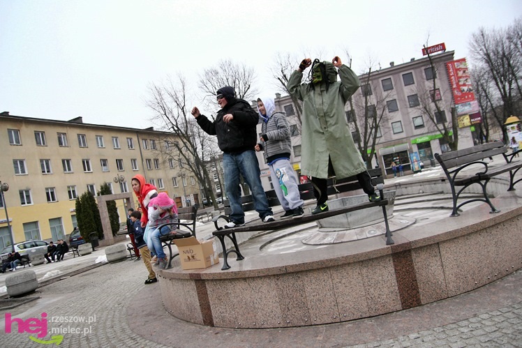 Harlem Shake dotarło do Mielca. Kilkadziesiąt osób zatańczyło na Placu AK