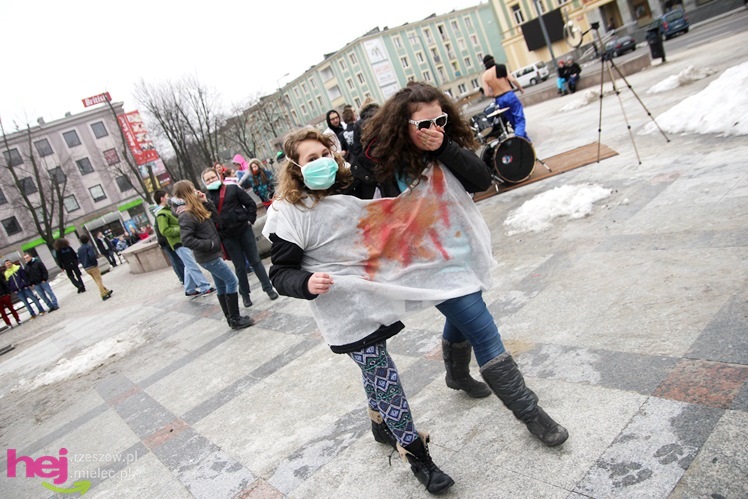 Harlem Shake dotarło do Mielca. Kilkadziesiąt osób zatańczyło na Placu AK