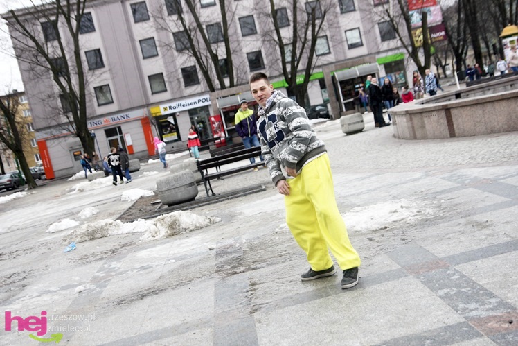Harlem Shake dotarło do Mielca. Kilkadziesiąt osób zatańczyło na Placu AK