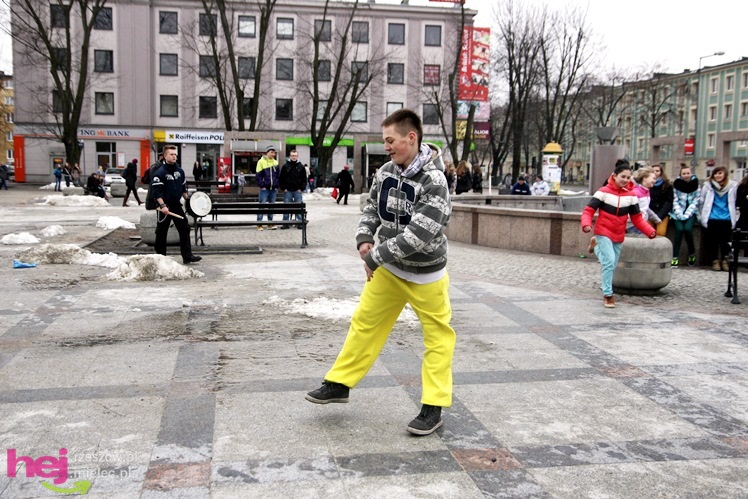 Harlem Shake dotarło do Mielca. Kilkadziesiąt osób zatańczyło na Placu AK