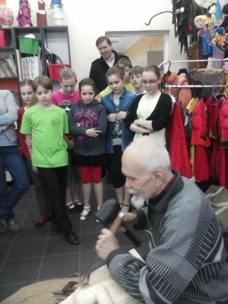 Znany mielecki artysta z wizytą w pracowni plastycznej