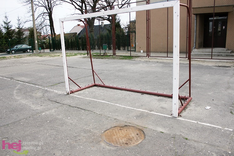 W jakich warunkach uprawia się sport w szkołach średnich? Krzywe boiska, zniszczone urządzenia